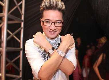 Trong bài phỏng vấn, nam ca sĩ lấp lửng cho rằng: 'Cuộc đời không biết trước được điều gì. Biết đâu một ngày nào đó tôi sẽ kết hôn với đàn ông? Hoặc đó cũng có thể là một đại gia hay một người làm vườn chẳng hạn?'