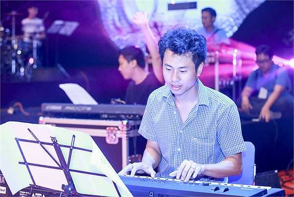 Nữ danh ca Khánh Ly cùng 4 giọng ca nữ hàng đầu là Ánh Tuyết, Hồng Nhung, Mỹ Linh và Uyên Linh đã có buổi tập cuối cùng trước khi live concert 'Gọi tên 4 mùa' chính thức diễn ra.