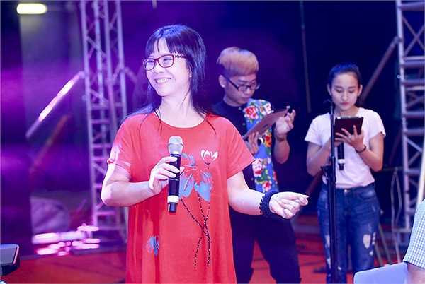 Ca sĩ Khánh Ly đã tập liên tục trong những ngày qua, nhưng bà vẫn có mặt từ rất sớm