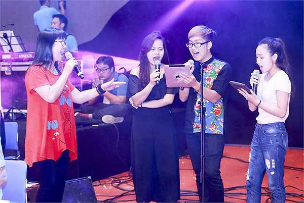 Bà mặc áo dài đen, trang điểm, phục sức chuyên nghiệp như trong buổi biểu diễn chính thức