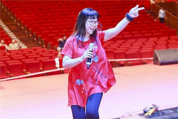 Cả 4 nữ ca sĩ hát cùng trong chương trình đều nể phục sự chuyên nghiệp và sức lao động động không mệt mỏi của nữ danh ca đã ở độ tuổi 70