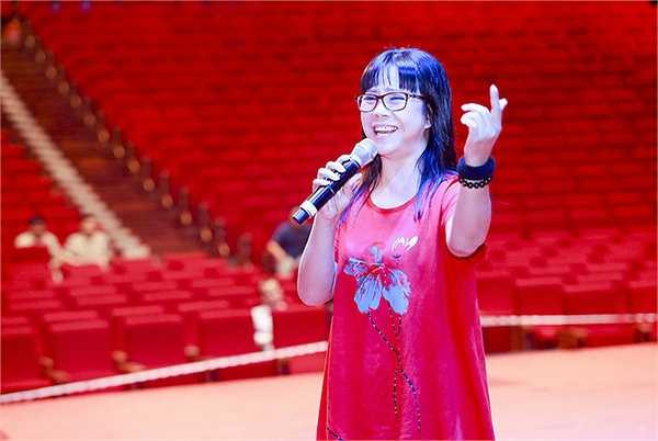 Khánh Ly cũng không bỏ một bài nào trong suốt buổi tập của bà, và bà cũng kiên trì, ngồi cổ vũ các ca sĩ còn lại trong các phần trình diễn của họ.