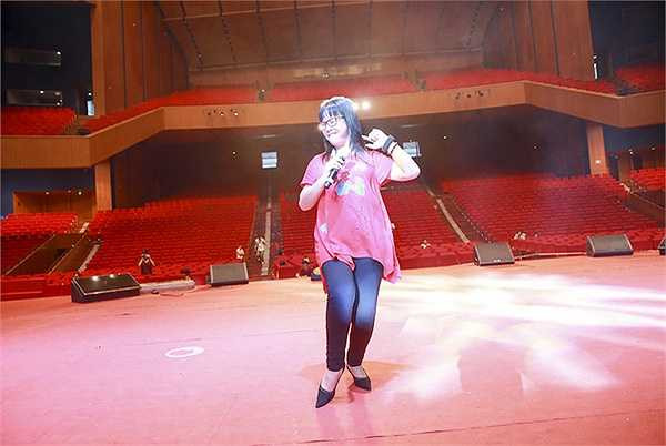 Cuộc gặp gỡ giản dị, gần gũi nhưng cũng vô cùng xúc động giữa các thế hệ ca sĩ hát nhạc Trịnh, cuốn hút nhiều thế hệ khán giả trong suốt những thập kỷ qua