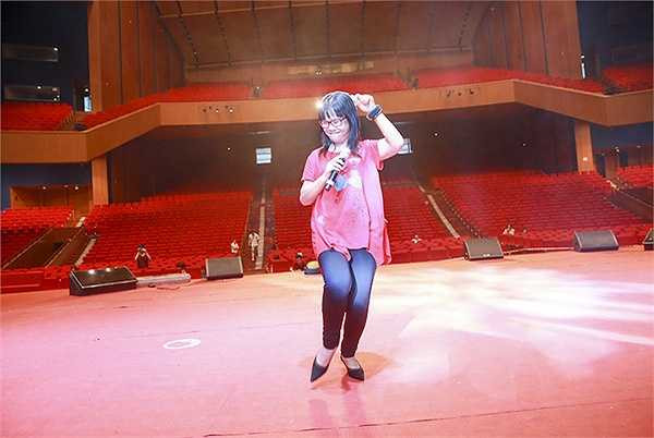 Cả ca sĩ Ánh Tuyết và Hồng Nhung đều không thể cầm lòng và chạy đến ôm chầm lấy nữ danh ca Khánh Ly.