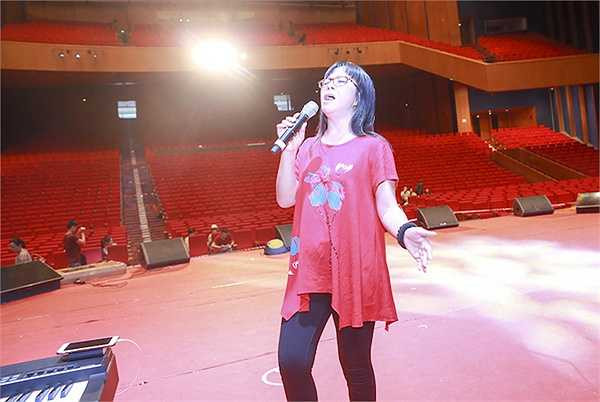 Ca sĩ Ánh Tuyết còn vừa ôm bà vào lòng, vừa hát lên những giai điệu nhạc Trịnh quen thuộc. 4 thế hệ hát nhạc Trịnh gặp nhau, vừa quyến luyến, nhưng cũng vừa vỡ oà trong niềm hạnh phúc.