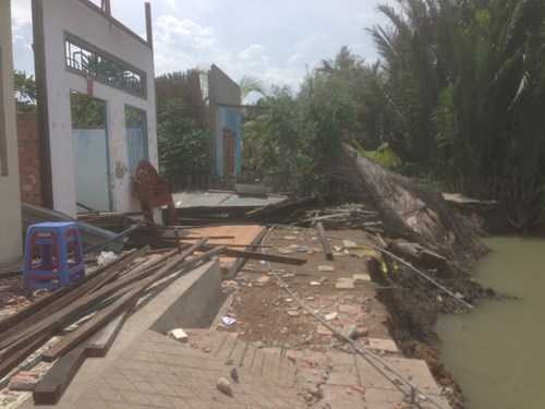 Hàng loạt căn nhà ở TP.HCM rơi xuống sông trong đêm