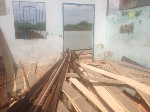 Hàng loạt căn nhà ở TP.HCM rơi xuống sông trong đêm