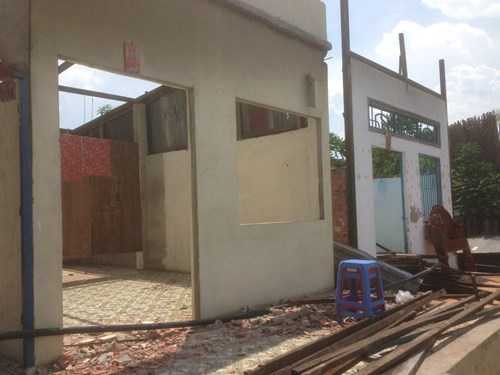 Hàng loạt căn nhà ở TP.HCM rơi xuống sông trong đêm