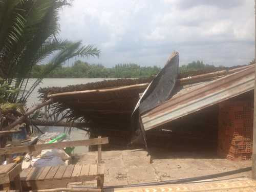 Hàng loạt căn nhà ở TP.HCM rơi xuống sông trong đêm