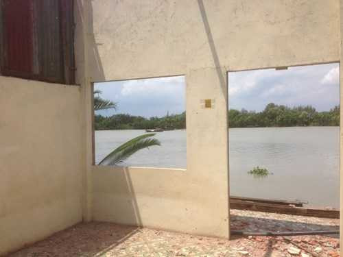 Hàng loạt căn nhà ở TP.HCM rơi xuống sông trong đêm