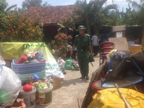 Hàng loạt căn nhà ở TP.HCM rơi xuống sông trong đêm