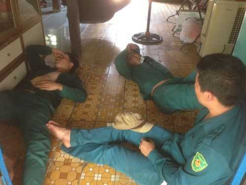 Hàng loạt căn nhà ở TP.HCM rơi xuống sông trong đêm