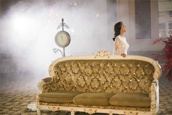 Cô thường xuyên diện những trang phục kiệm vải.