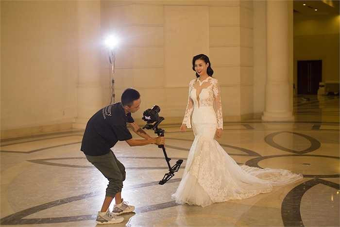 Chia sẻ về việc cưới xin, Lan Ngọc cười bảo chắc còn lâu vì giờ cô đang muốn tập trung 100% cho sự nghiệp diễn xuất sau những tháng ngày thi Bước nhảy hoàn vũ. 