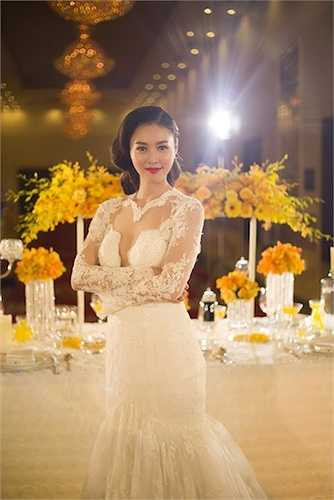 Cô nàng hóa thân thành cô dâu khá kiêu kì không kém phần lãng mạn, ...