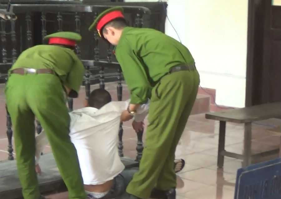 Loa phát nổ trên xe giường nằm: Kẻ cài mìn ngất xỉu giữa tòa