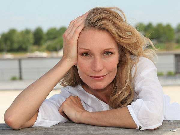 Giảm bớt triệu chứng sau thời kỳ mãn kinh: Sô cô la giúp phát hành 'chất hạnh phúc' từ não có tên là endorphins giúp giảm bớt căng thẳng trong thời kỳ mãn kinh. Ngoài ra, sô cô la còn cải thiện cả 'tính khí thất thường' của chị em do lượng magiê dồi dào. 