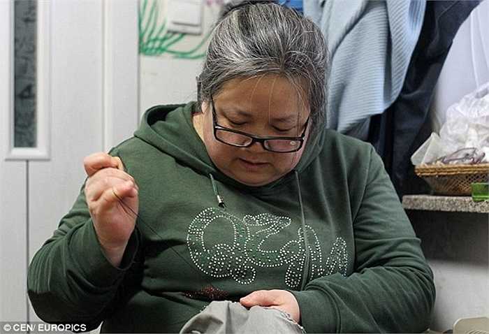 Bà Ma chăm chỉ trong công việc gia đình