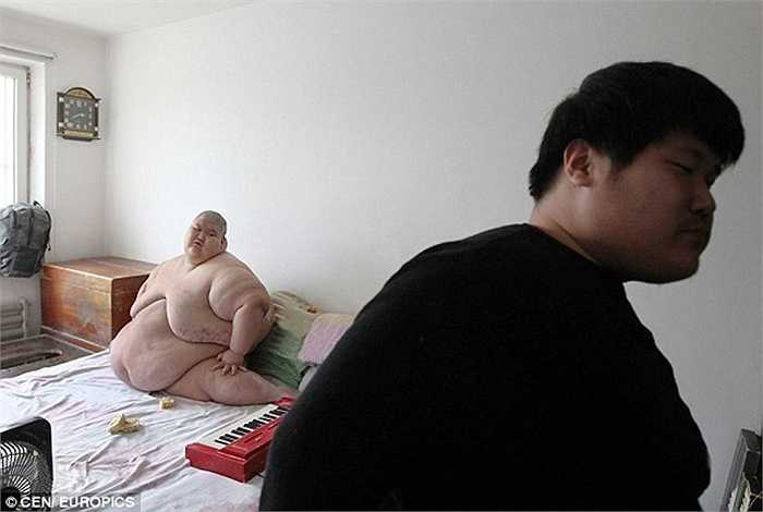 Cậu em trai bị tự kỷ nhưng vẫn có khả năng đi lại bình thường