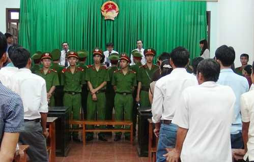 Người thân bị hại doạ 'xử' kẻ giết người, toà náo loạn