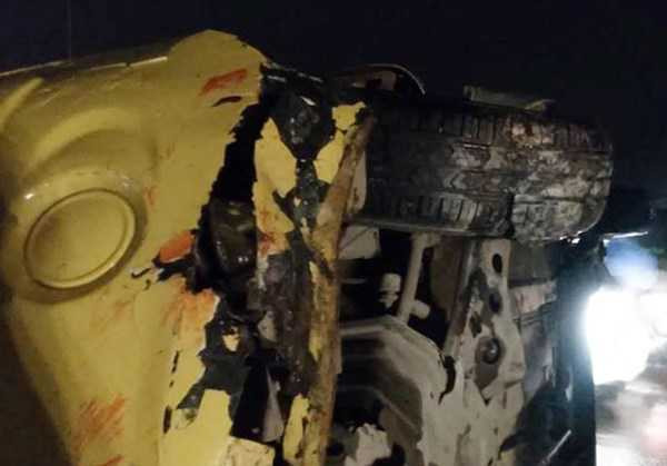 Taxi lao đầu vào bùng binh, lật nghiêng như phim trên phố Hà Nội