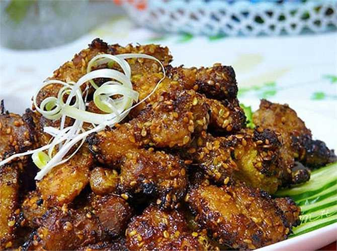 6. Chế biến thức ăn ở nhiệt độ vừa phải, không nên thường xuyên ăn các loại thịt rán, nướng hoặc dùng lại dầu mỡ đã qua chiên xào.