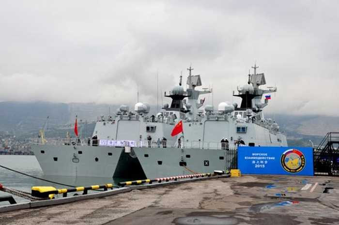 Hai chiến hạm Loại 054A Linyi và Weifang của Trung Quốc ở cảng Novorossiysk