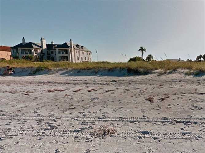Năm 2011, cô mua một ngôi nhà hướng ra biển trị giá 8,8 triệu USD tại quê hương Clearwater, Florida 