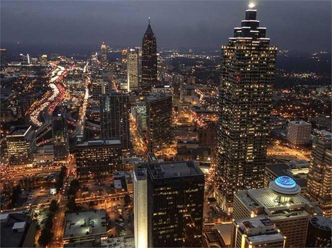 Blakely biến Atlanta làm ‘đại bản doanh’ của mình. Ngôi nhà 930m2 sử dụng năng lượng mặt trời của cô ở đây có cả phòng xông hơi, mát-xa 