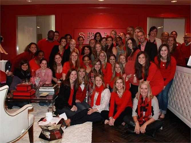 Blakely mở một chương trình mang tên ‘Leg up’ để giúp đỡ những người phụ nữ khởi nghiệp kinh doanh. Những người tham gia được nhận tư vấn trực tiếp của Blakely và quảng cáo miễn phí trên catalog của Spanx. 