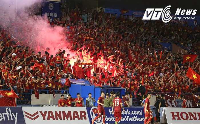 CĐV trên sân Cẩm Phả đốt pháo sáng ăn mừng bàn thắng của U23 Việt Nam. (Ảnh: Thành Phạm)