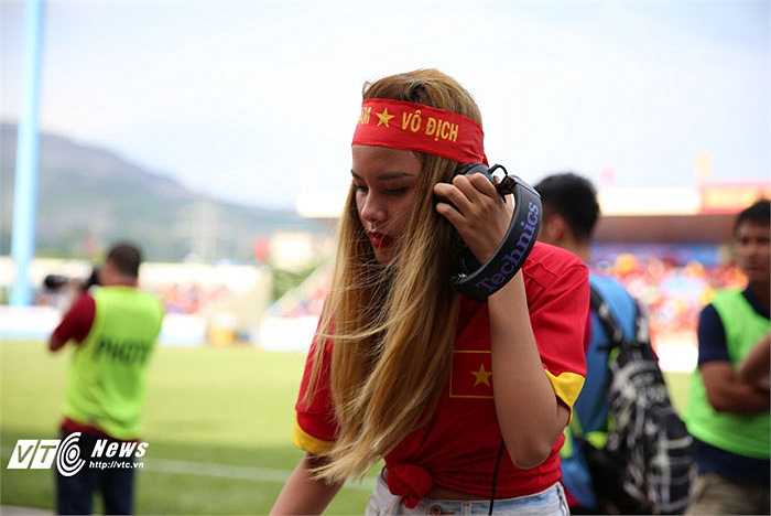 Bà xã của trung vệ Van Bakel là một trong những DJ tài năng, xinh đẹp. (Ảnh: Thành Phạm)