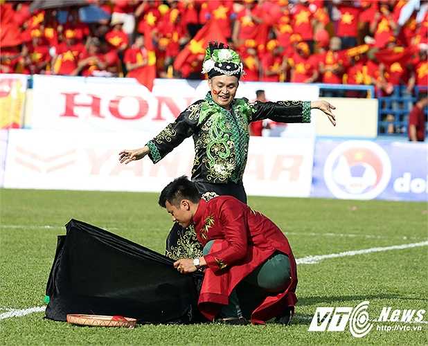 Trước đó, hàng vạn khán giả đã được xem những màn trình diễn của các nghệ sĩ khách mời tới cổ vũ và khuấy động trận đấu cho U23 Việt Nam. Trong ảnh là NSUT Xuân Hinh. (Ảnh: Thành Phạm)