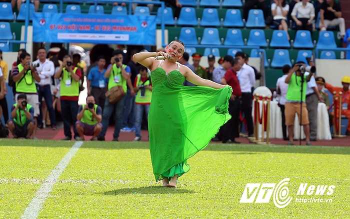 Và khán giả không ngừng vỗ tay, cười nghiêng ngả khi nghệ sĩ quê Bắc Ninh giả gái, hát múa. (Ảnh: Thành Phạm)