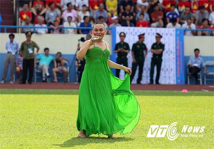 Màn tấu hài của nghệ sĩ tạo nên những tiếng cười vô cùng sảng khoái. (Ảnh: Thành Phạm)