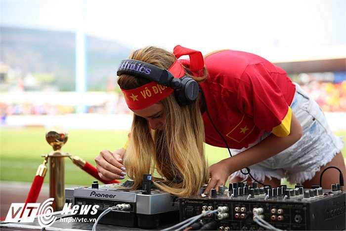 DJ Myno mang đến những vũ điệp remix cuồng nhiệt. (Ảnh: Thành Phạm)