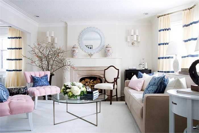 Mặc dù các gam màu lạnh, tươi sáng rất hợp với việc giảm cảm giác bức bối cho gia chủ, song khi phối hợp các đồ nội thất, sơn tường, vật dụng trang trí trong nhà cần sự hài hòa với nhau. Nội thất nên chọn màu nhẹ làm nền như vàng nhạt, hồng nhạt, trắng hoặc màu trung tính như xám, nude sẽ giúp làm nổi bật những hoa văn và vật dụng khác. 