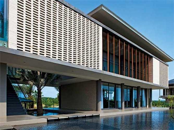 Ngoài ra, vật liệu ngoại thất màu trắng xám, vàng đất, xanh rêu… và hệ lam che nắng phù hợp là lựa chọn cho bề mặt nhà phố hoặc hướng nhà chịu nắng gắt (Tây, Tây Nam). 