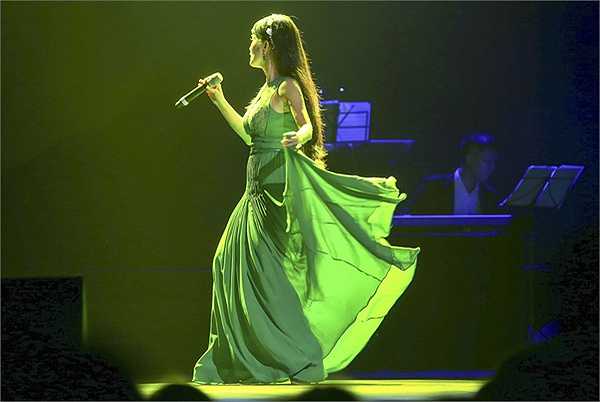 Hồng Nhung cũng là một giọng nhạc Trịnh được đón đợi khi cô hát nhẹ nhàng, theo một tinh thần mới mẻ 2 ca khúc Hạ trắng và Ru em từng ngón xuân nồng.