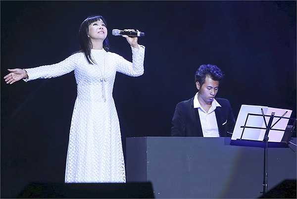 1 trong những nữ ca sĩ đã rất lâu rồi mới có mặt tại Hà Nội, đó chính là Ánh Tuyết. Ánh Tuyết trình diễn lại 2 ca khúc đã từng làm nên tên tuổi của mình, đó là Niệm khúc cuối, và đặc biệt là Ôi mê ly, và cuối cùng là ca khúc Đời đá vàng của nhạc sĩ Vũ Thành An