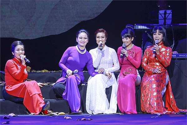 Có những khi Khánh Ly không kiềm chế được cảm xúc. Có khán giả thấy bà khóc, nhưng tự Khánh Ly cũng chia sẻ rằng, bà chỉ khóc những khi 1 mình và tủi thân.