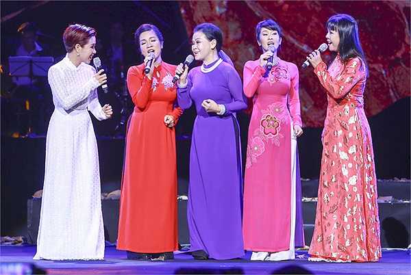 Ca khúc sau cùng là 'Gọi tên bốn mùa' được Khánh Ly hát tốp ca cùng các vị khách mời là lời chào, cũng là lời hẹn gặp lại cho những lần trở về tiếp theo của bà trong thời gian tới.