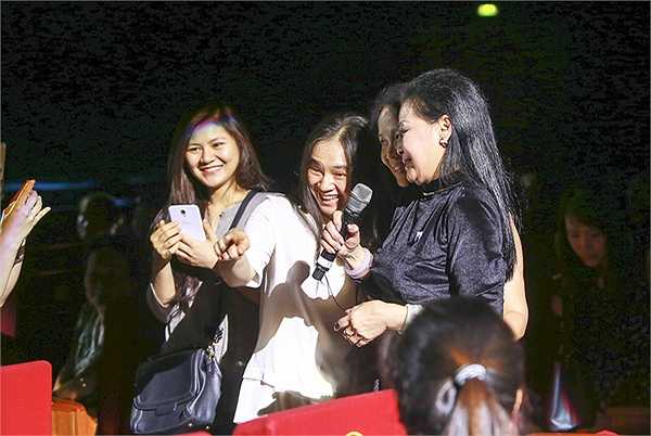 Khánh Ly tâm sự rằng, bà đặc biệt yêu thích mùa thu Hà Nội nhưng chưa từng có một lần được trở về đây vào mùa thu, chỉ biết và thèm được hát về mùa thu qua các tác phẩm của ông Trịnh Công Sơn, Phú Quang, Dương Thụ.