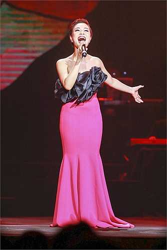 Ở tuổi 70, nữ danh ca vẫn cho thấy sự mạnh mẽ, đầy xúc cảm và khát vọng được sống, được đam mê, khi mà bản thân bà luôn muốn làm việc với những người trẻ để duy trì đam mê trong mình.