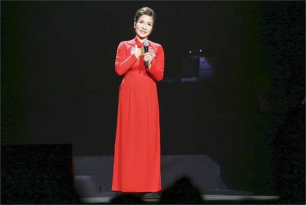 Ca sĩ Mỹ Linh hát 2 ca khúc của nhạc sĩ Phạm Duy là Đưa em đi tìm động hoa vàng, Tình ca và Rừng xưa đã khép của nhạc sĩ Trịnh Công Sơn