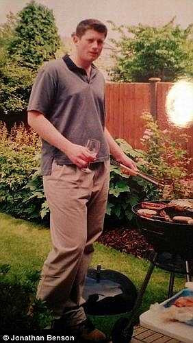 Năm 2003, Jonathan Benson, chuyên viên CNTT sống tại Hitchin, Hertfordshire (Anh) sau những cơn đau bụng và tiêu chảy thường xuyên, anh được chẩn đoán bị viêm loét đại tràng nặng suýt phải cắt bỏ.