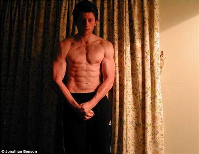 Năm 2007, bác sỹ quyết định tiến hành phẫu thuật cắt bỏ đại tràng và đặt túi hậu môn giả cho Jonathan nhưng anh đã thuyết phục các bác sỹ điều trị bệnh thông qua chế độ ăn uống và tập thể dục. 