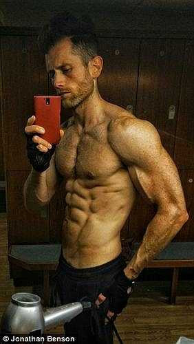 Hàng ngày, bên cạnh việc tập thể dục, Jonathan tuân thủ nghiêm ngặt chế độ ăn uống Paleo. Nghĩa là hạn chế tinh bột: bao gồm bánh mì, mì, gạo, sữa, ngũ cốc. Thay vào đó, chỉ ăn thịt, cá, rau và các loại hạt.