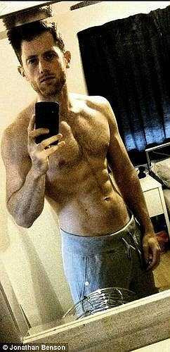 Đến nay, sau khi giảm cân, trọng lượng của anh chỉ còn 93kg. Jonathan có thân hình lý tưởng với cơ bắp 6 múi. 