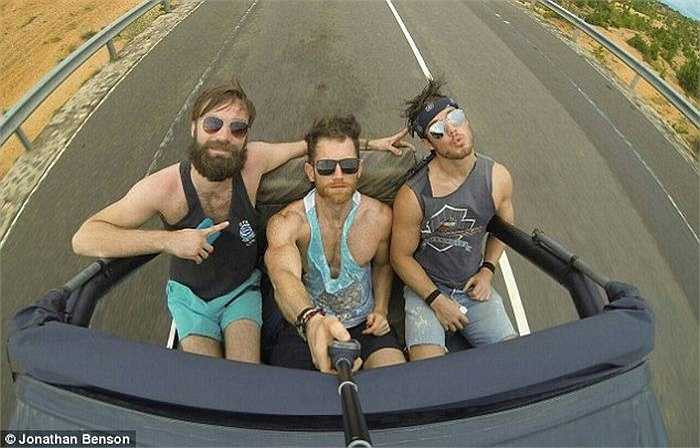 Tháng 12 vừa qua, Jonathan cùng một vài người bạn đã du lịch khắp Việt Nam. Anh cho rằng chế độ ăn uống của mình đã cho phép anh để quản lý các triệu chứng bệnh của mình. 